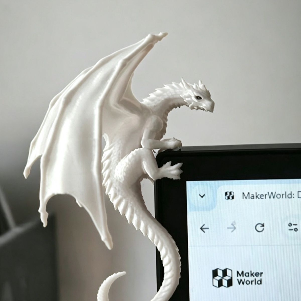 Statuetta di Drago Rilassato p - Esports Gaming Monitor recensione e prezzo